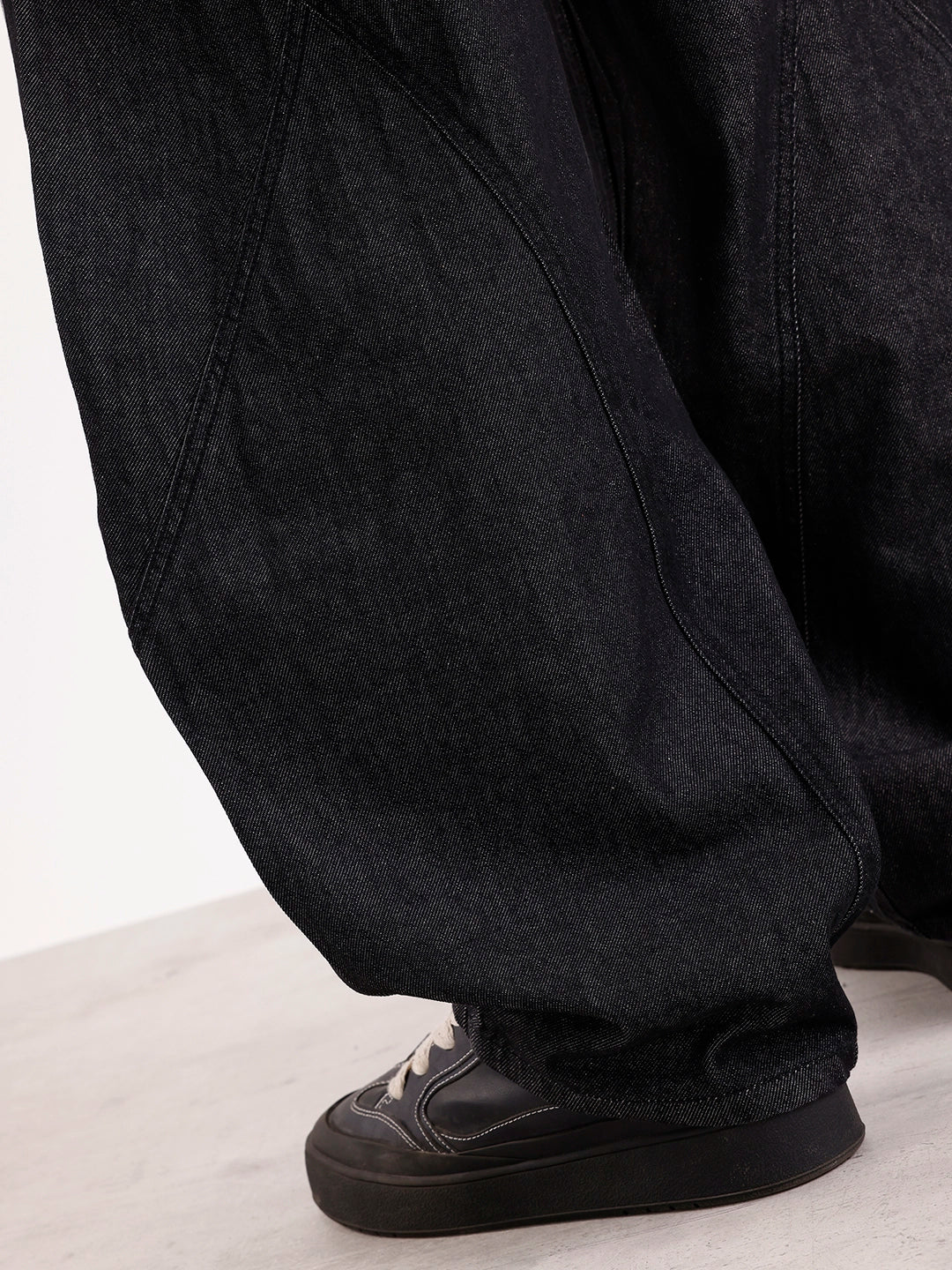 Classic Baloon Fit Jeans   |  Black - Image 6