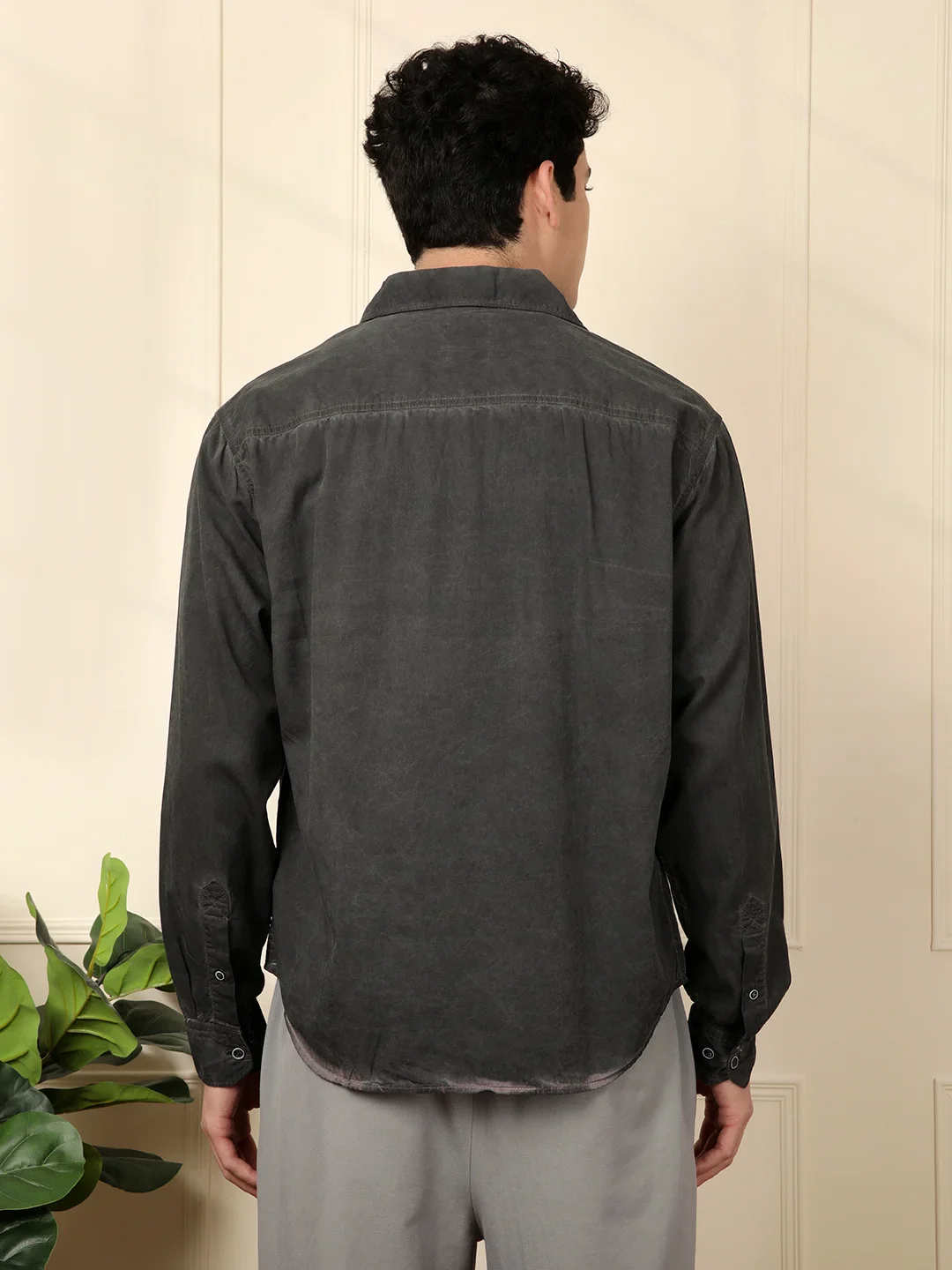 Cuban Collar Relaxed Shirt in Black - Image 3