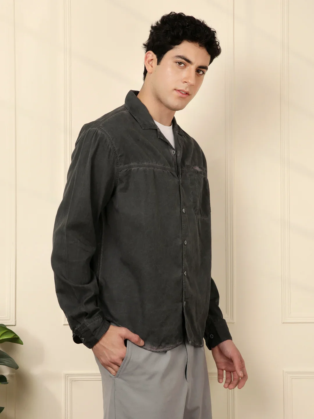 Cuban Collar Relaxed Shirt in Black - Image 4