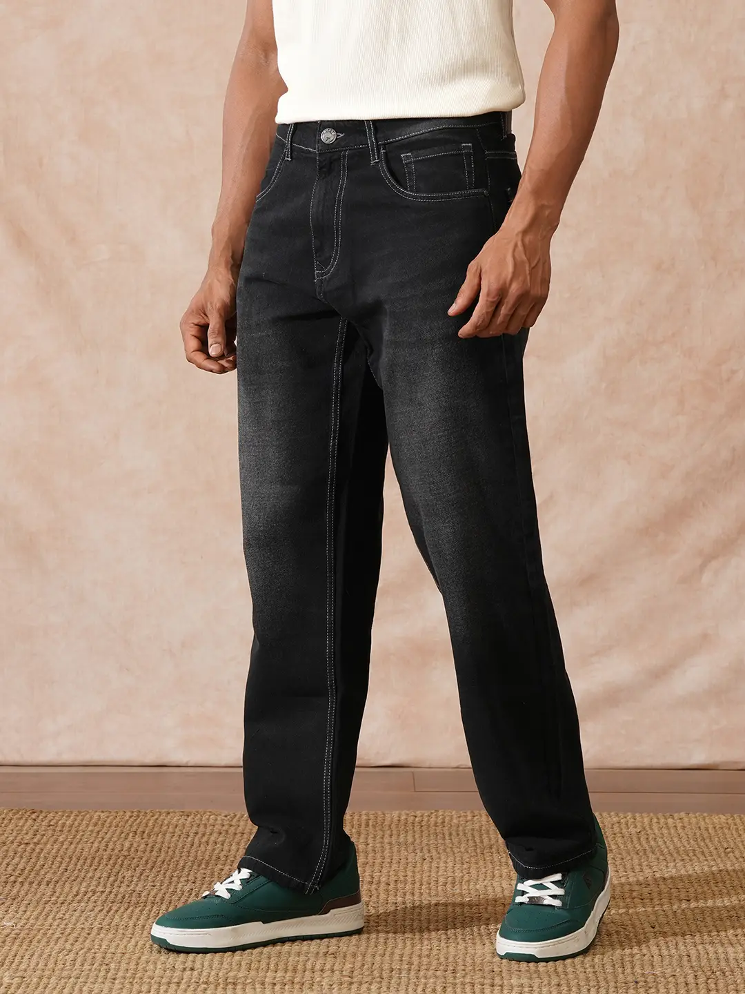 Light Fade Anti Fit Jeans | Black - Image 4