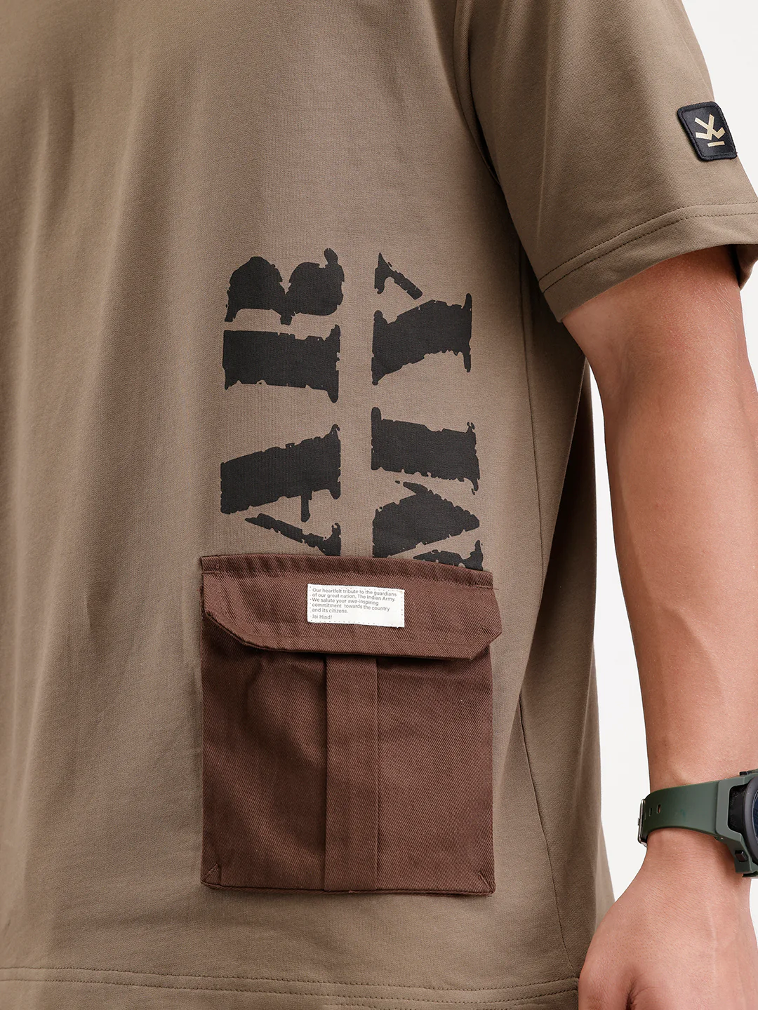 Men's contemporary oversized t-shirt with printed accent and flap pocket | Olive - Image 5