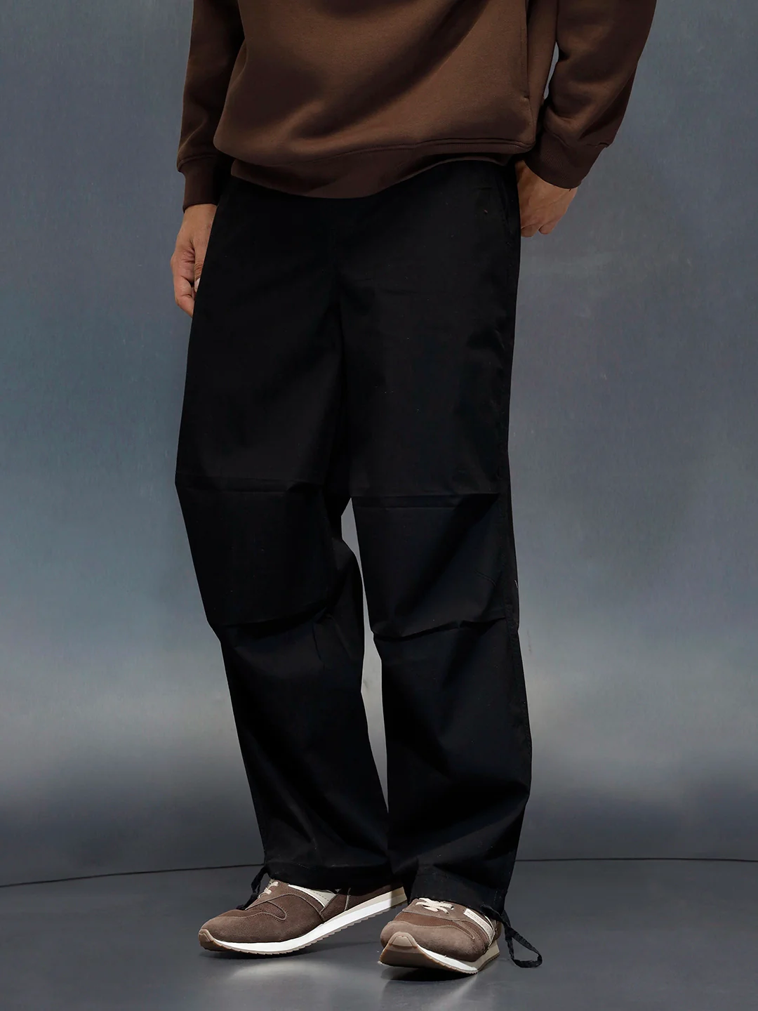 Men's loose fit trouser with draw string in the hem  | Black - Image 4