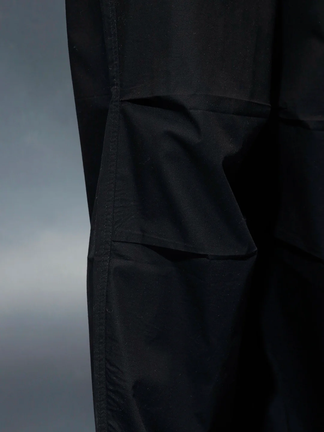 Men's loose fit trouser with draw string in the hem  | Black - Image 5