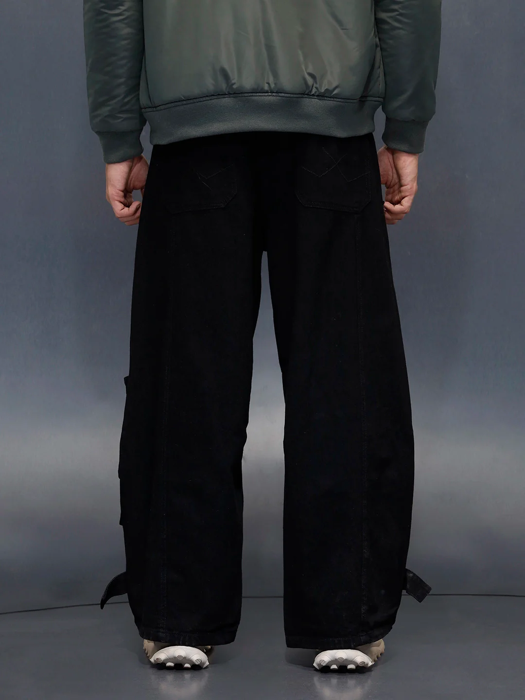 Men's Twelve Pocket Baggy Cargo  | Black - Image 4